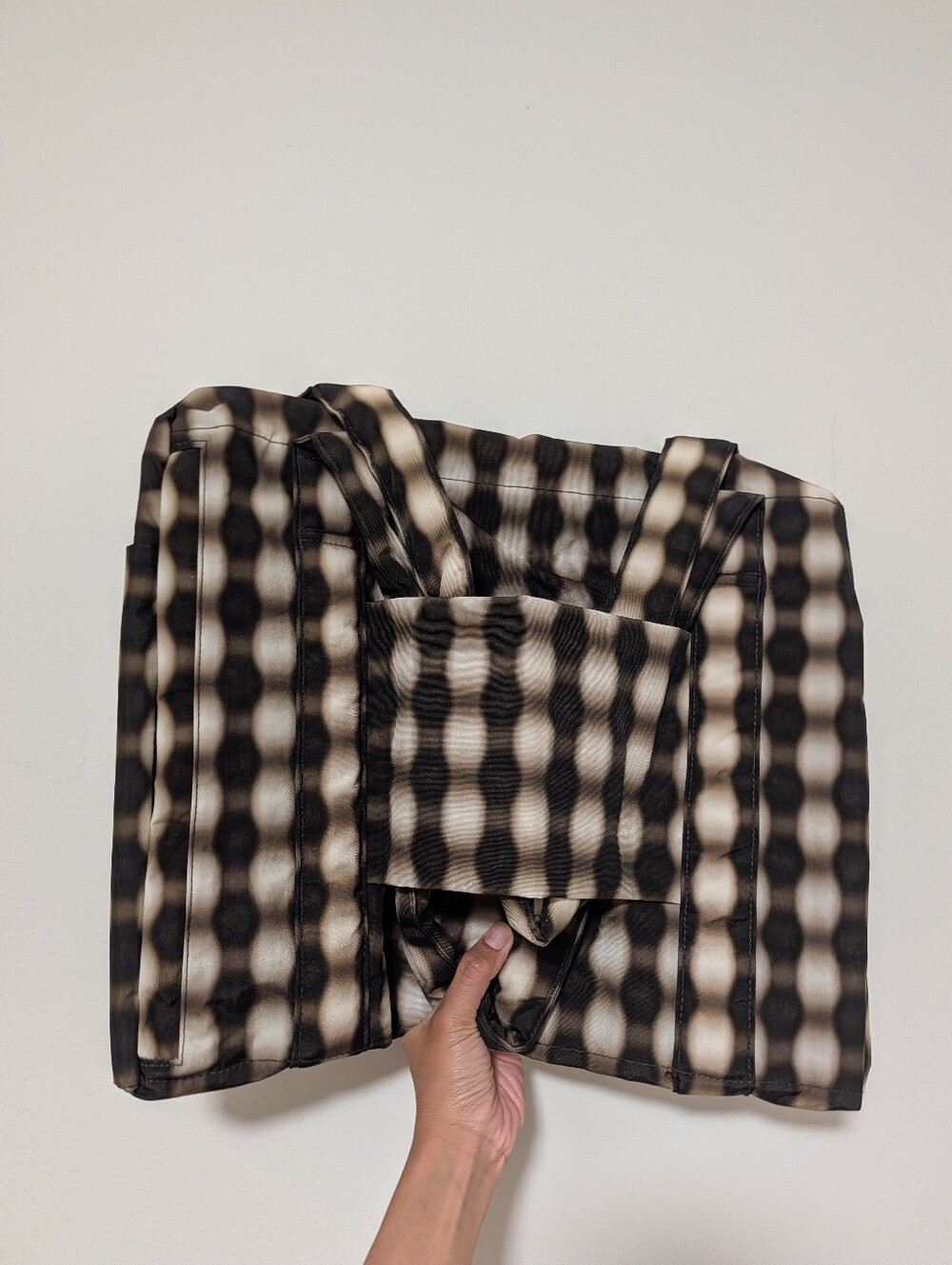 Baggu Small Cloud Carry On in Blurred Gingham Brown - Picture 5 of 6